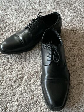 Van Heusen Black Leather Cap-Toe Derby Shoes